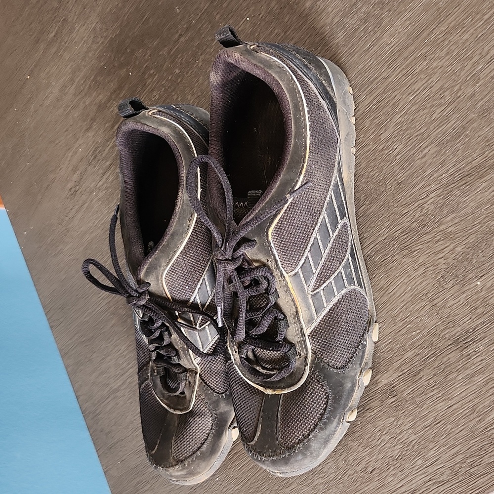 Danskin tie light weight tennis shoes